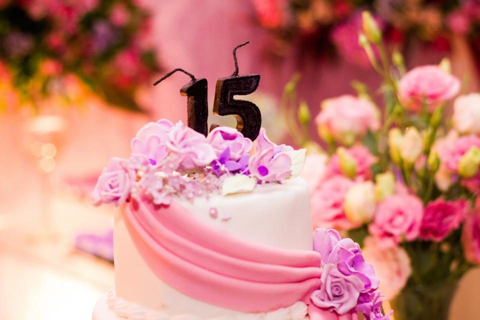 Bolo de 15 anos com flores