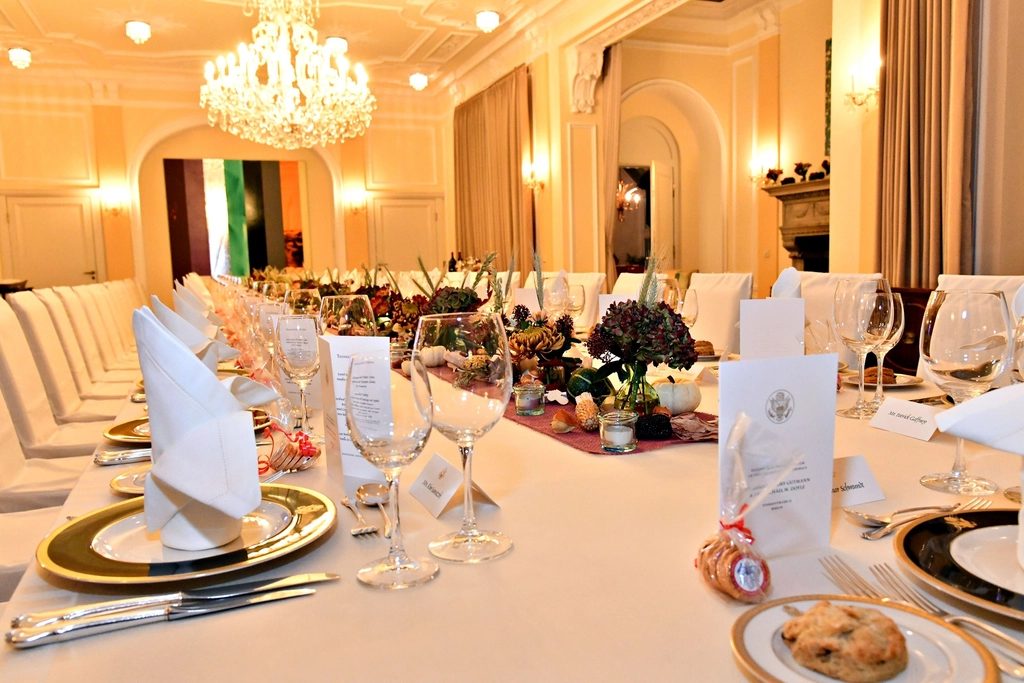 Mesa de gala com lustre de cristal