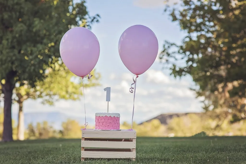 Balões lilás e bolo de primeiro aniversário