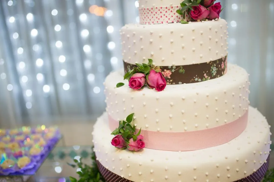 Bolo de três andares decorado com rosas