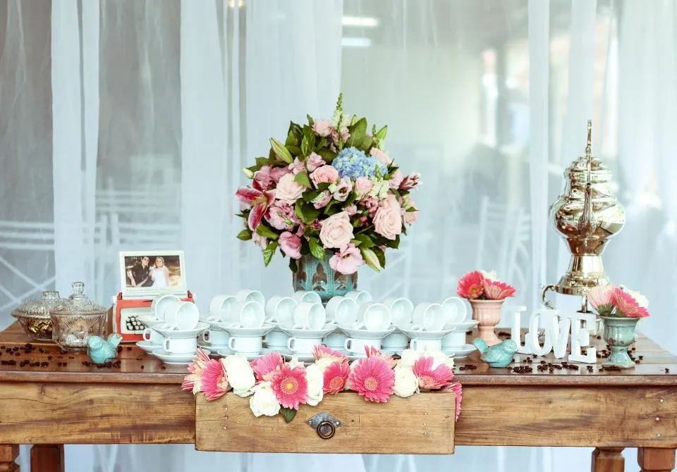 Mesa de doces decorada com flores