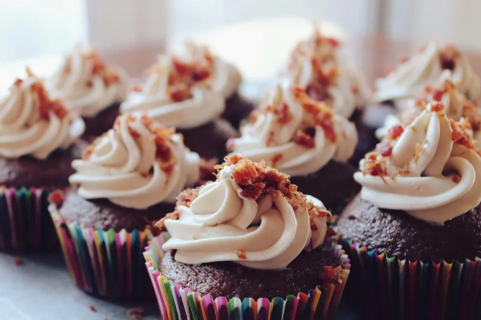 Cupcakes de chocolate com chantili