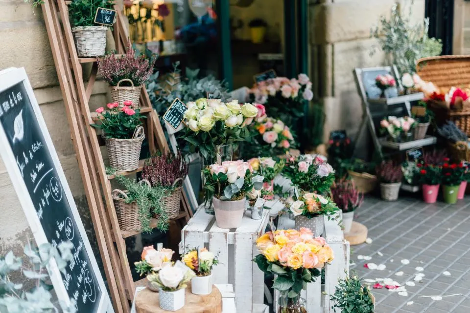 Fachada de floricultura com vasos de flores
