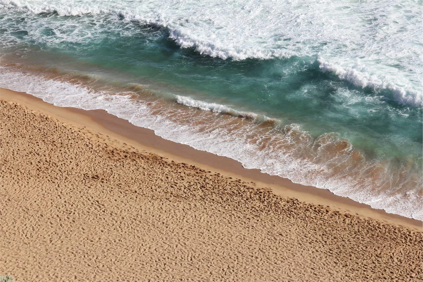 Ondas chegando à areia, vistas de cima