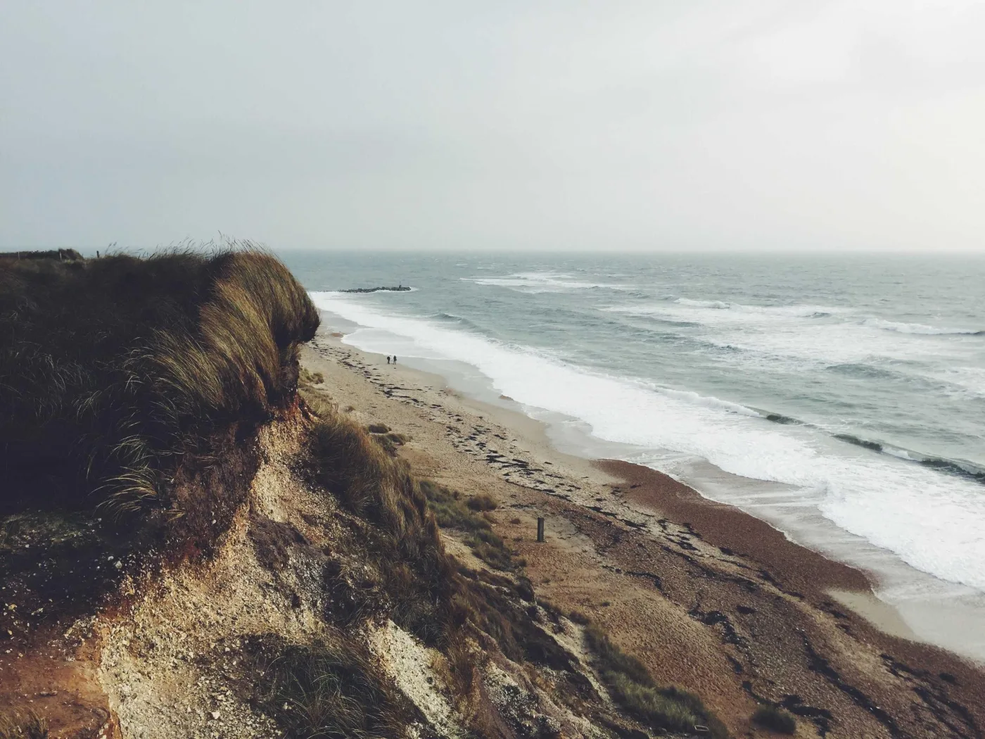 Falésia de terra encontrando o mar agitado