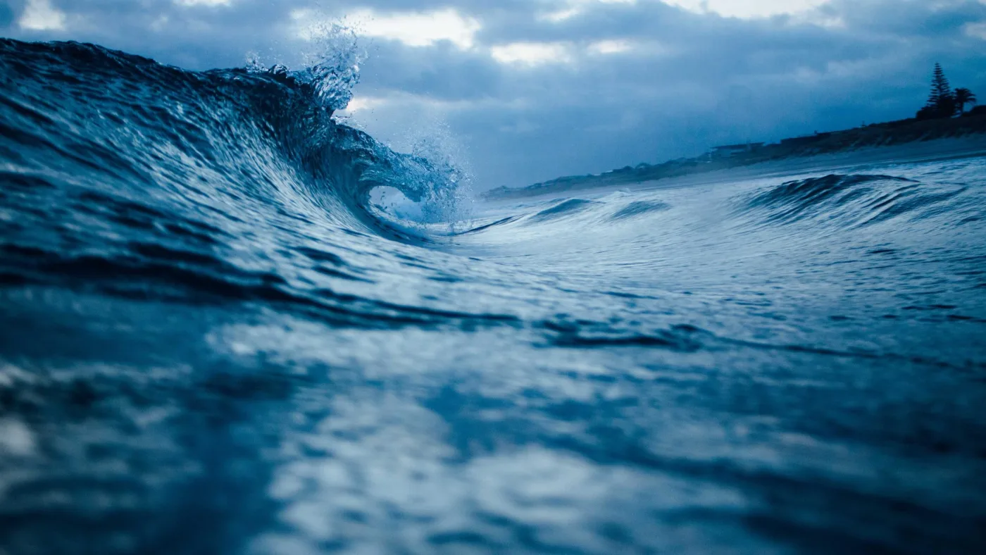 Onda azul-escura se formando em mar aberto