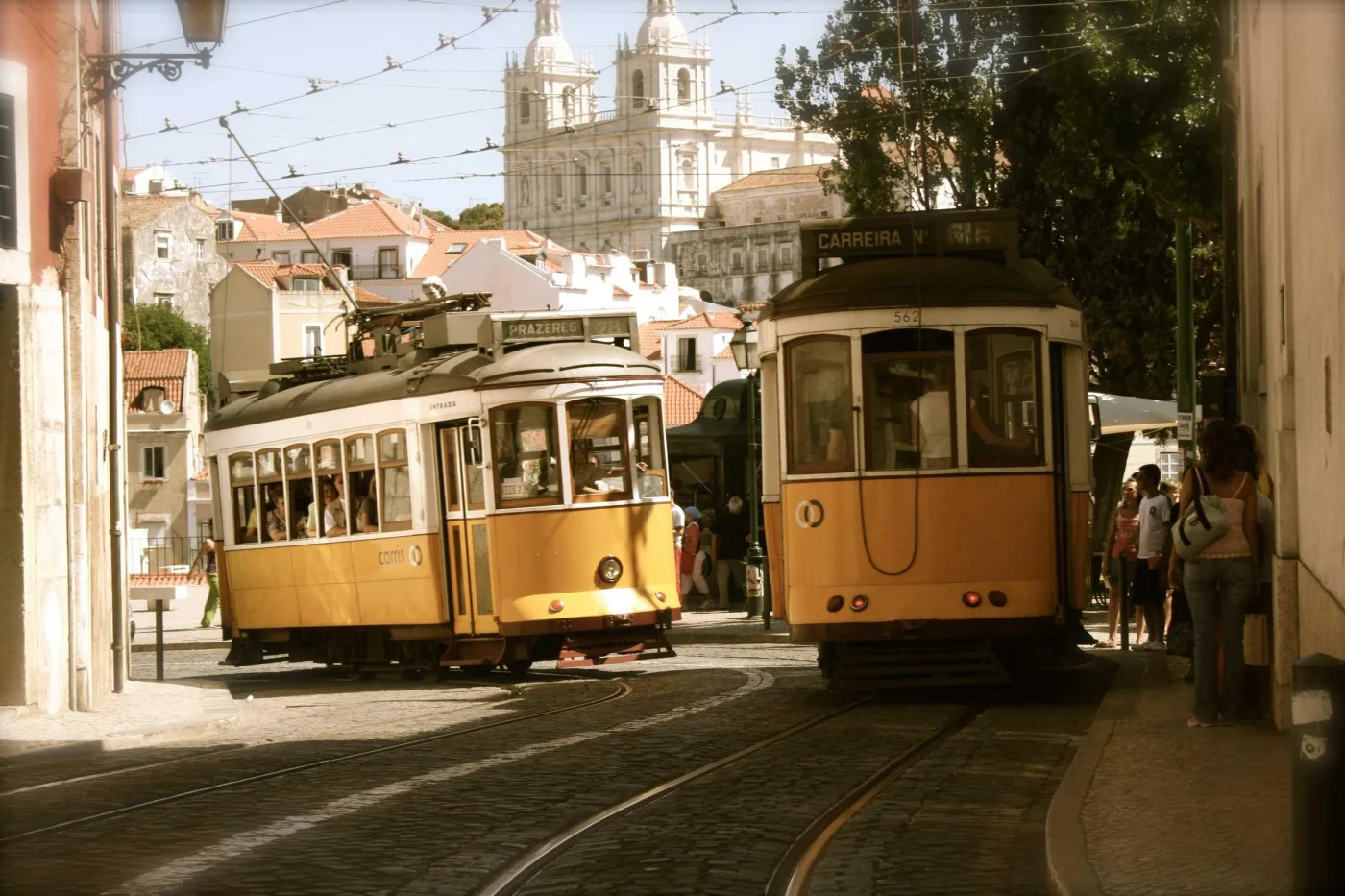 Bonde amarelo em rua de ladeira de cidade histórica
