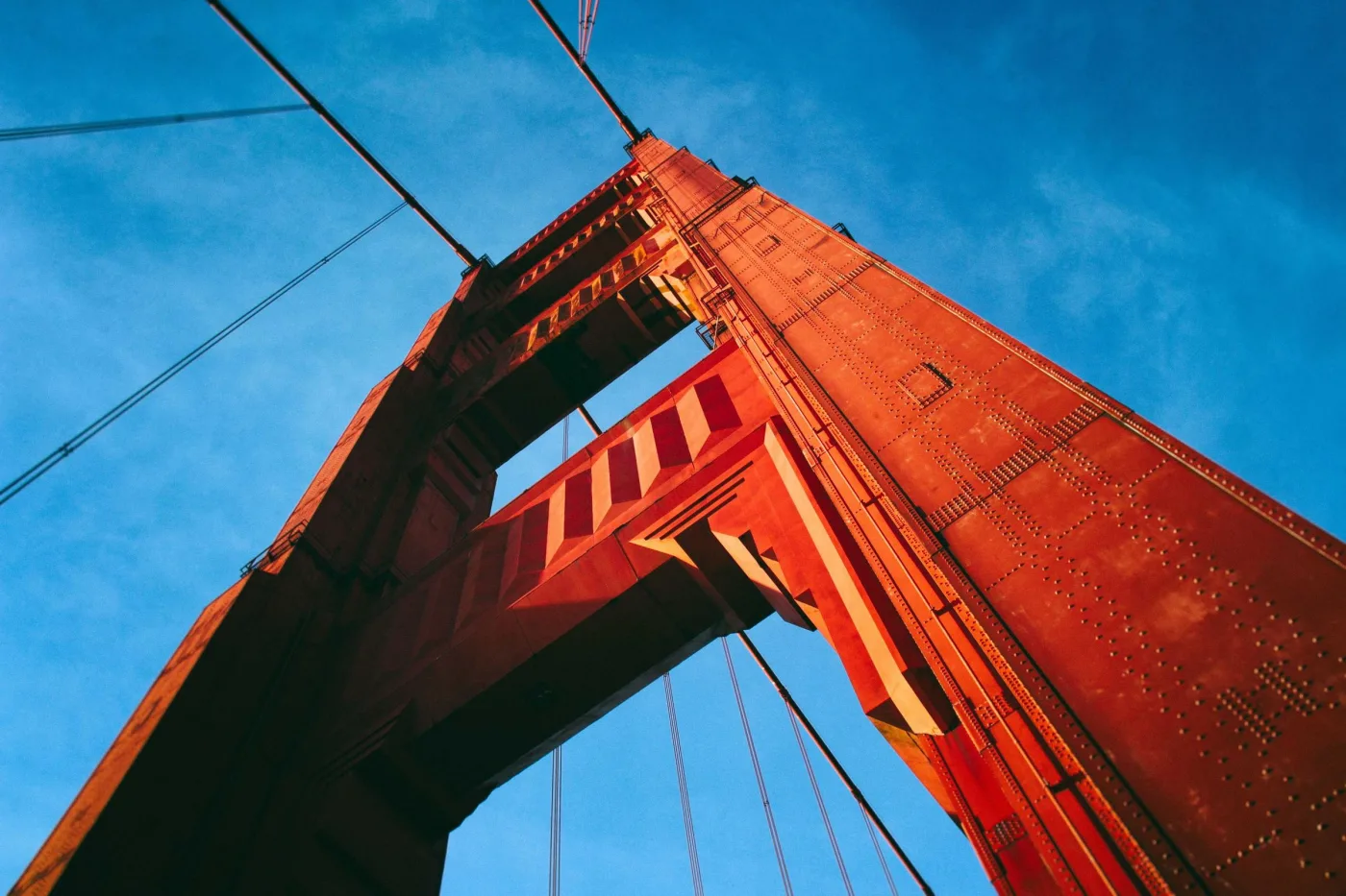 Torre vermelha de ponte suspensa vista de baixo