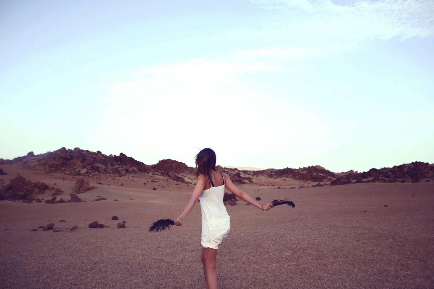 Mulher caminhando em deserto de areia vermelha