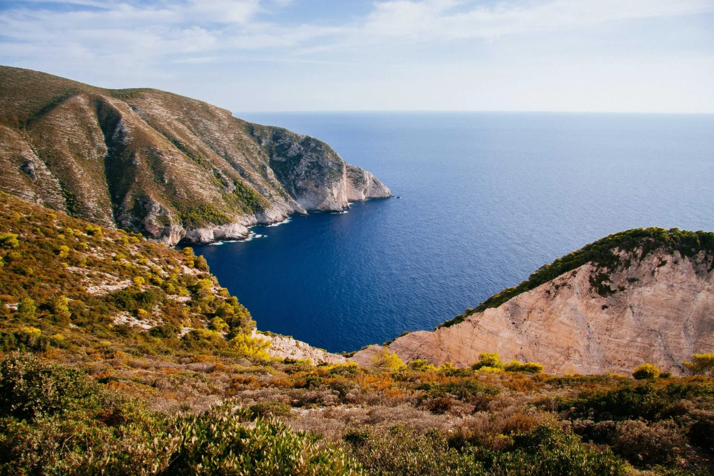 Baía de águas azuis entre encostas secas