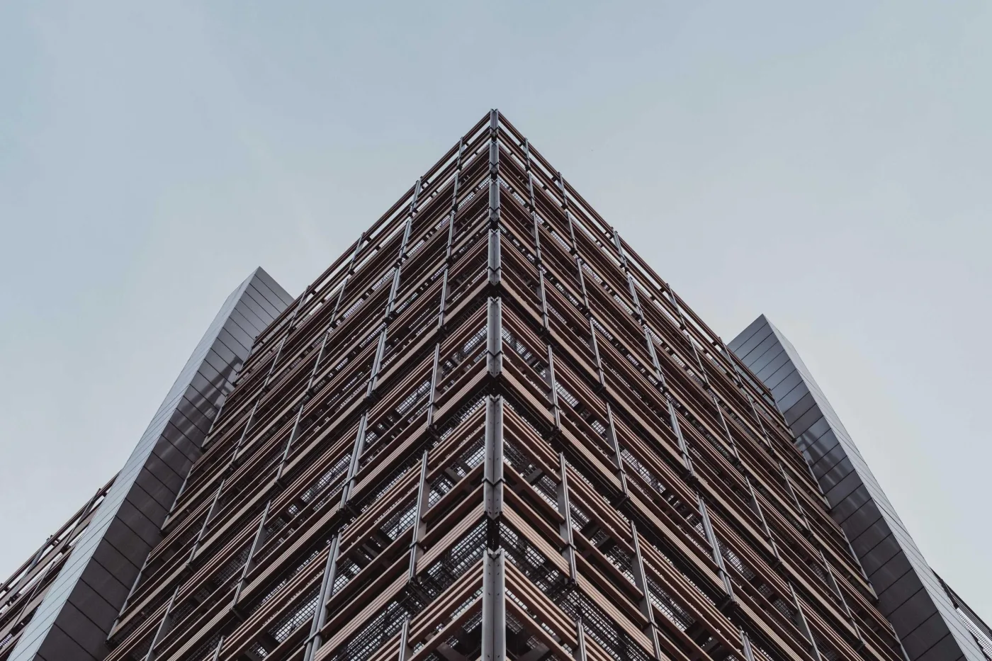 Fachada triangular de prédio de concreto contra o céu