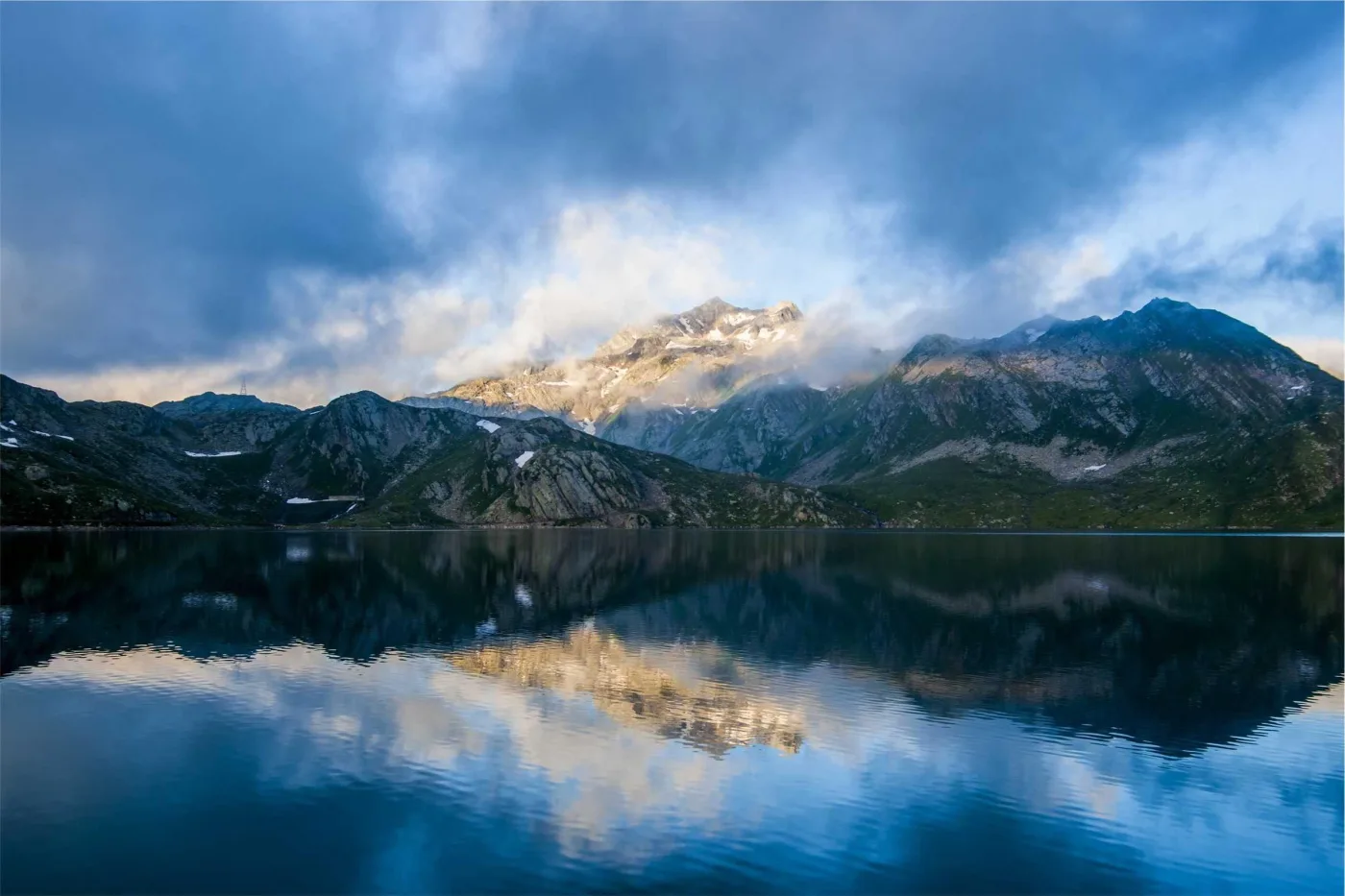 Montanhas nevadas refletidas em lago calmo